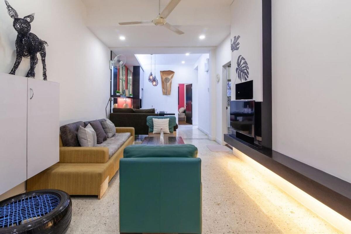Unique Design House, 2br House - Near Local Foodies *